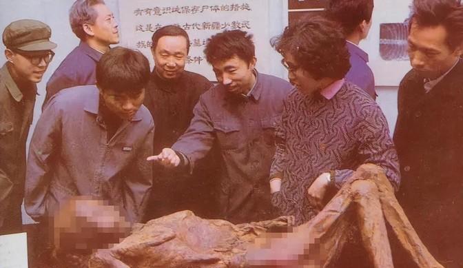 1994年，湖北荆门的一座古墓被盗，专家在其中发现了一具女尸，出人意料的是，看到