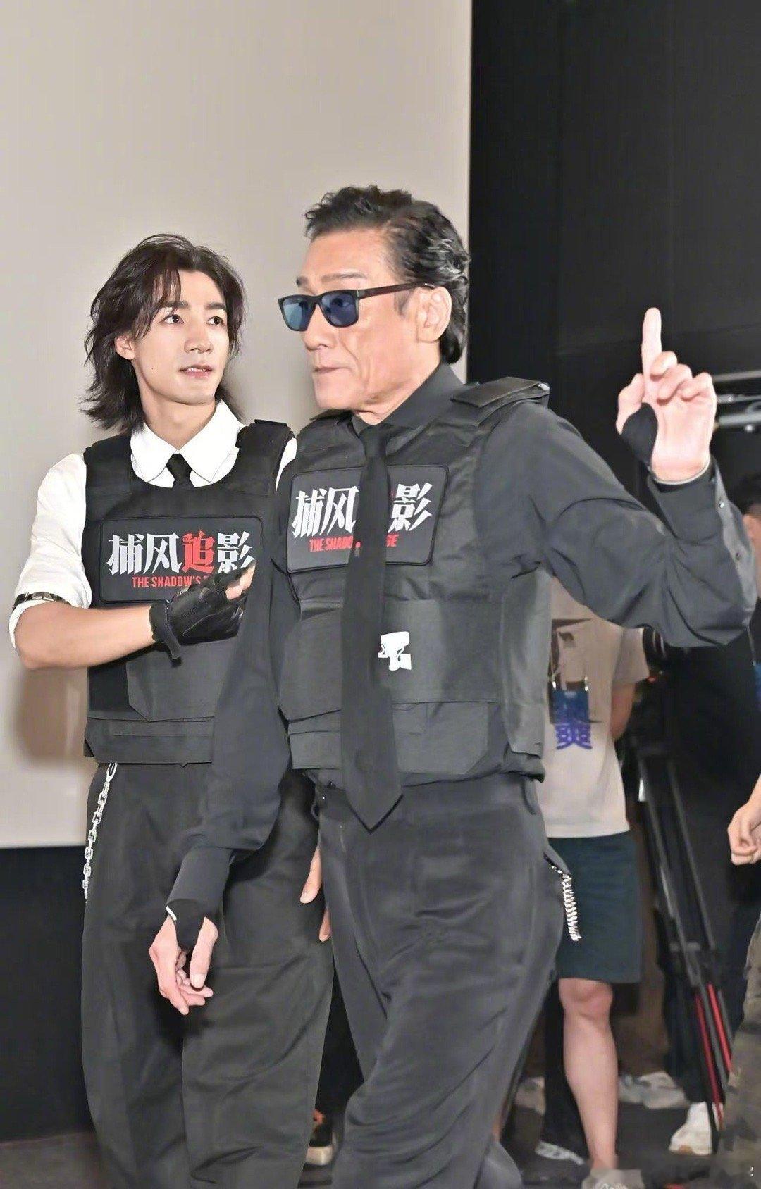所以他才对labubu爱不释手《捕风追影》首映有萌点！粉丝送成龙的labubu，