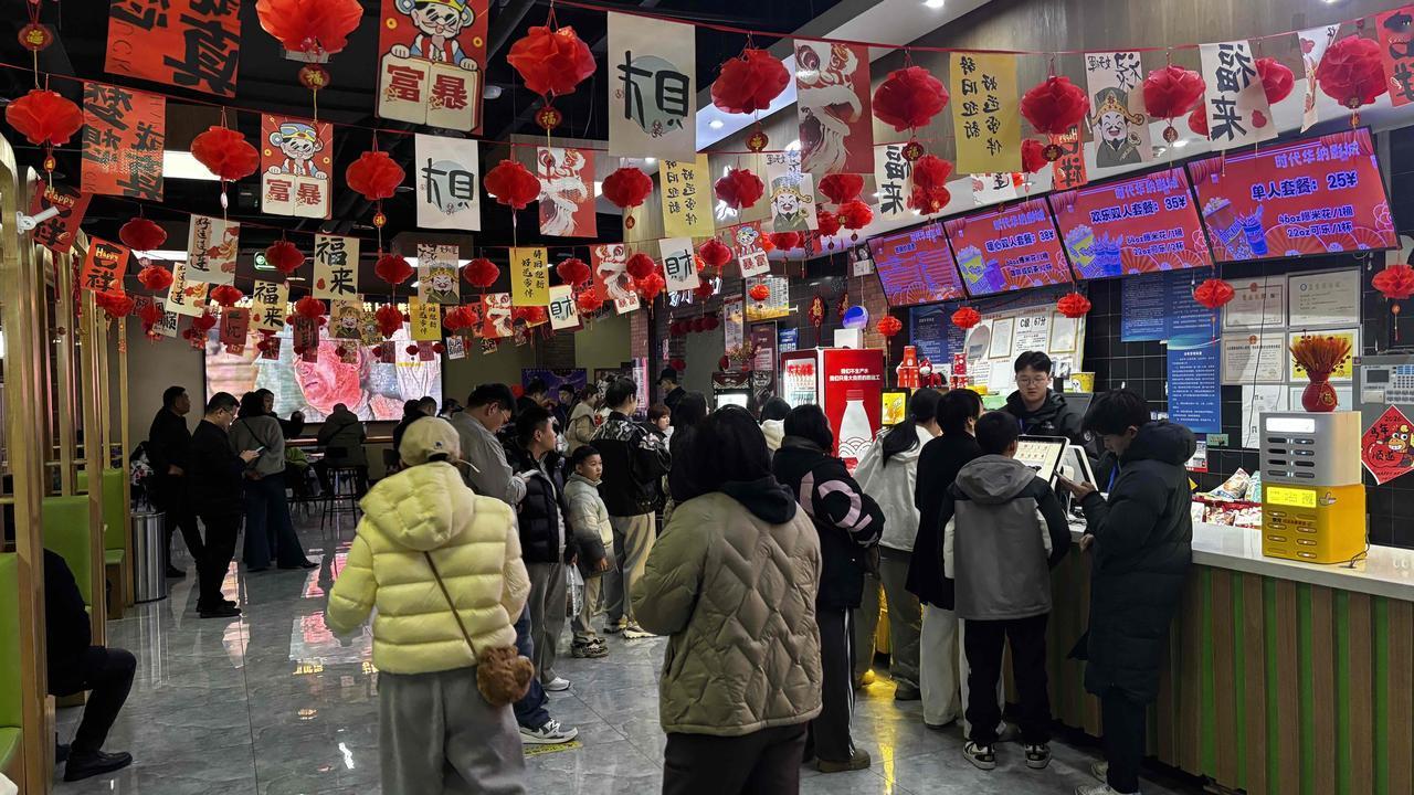 大年初一影院人从众𠈌🔥热门片子全满场！检票口排长龙，候场厅全是候场的兴奋脸~