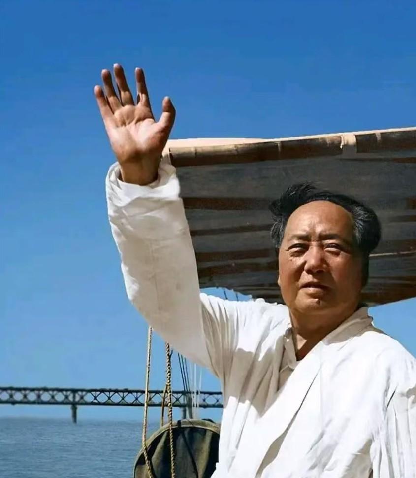 73岁毛主席最后一次畅游长江老照片曝光！背后故事太燃了

最近翻到一张1966年