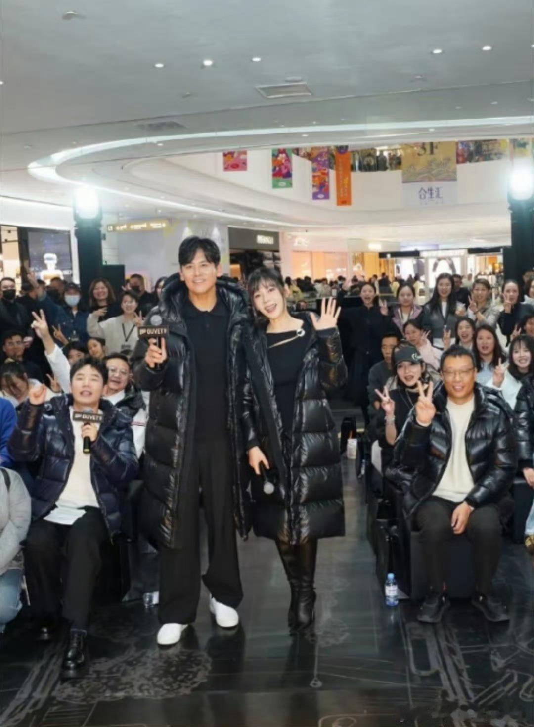 张翰秋瓷炫在于晓光前面挽手走路这是什么情况，这是在拍戏吗，好神奇的画面 