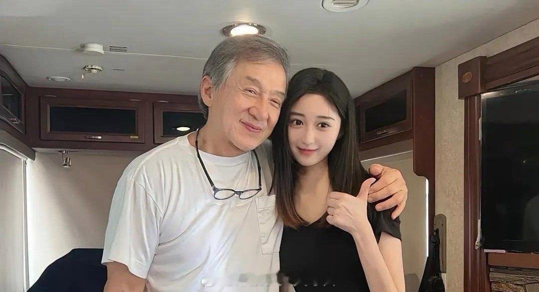 成龙大哥这状态也太绝了！刷到他近期的模样直接瞳孔地震，71岁这状态，怕不是偷偷开