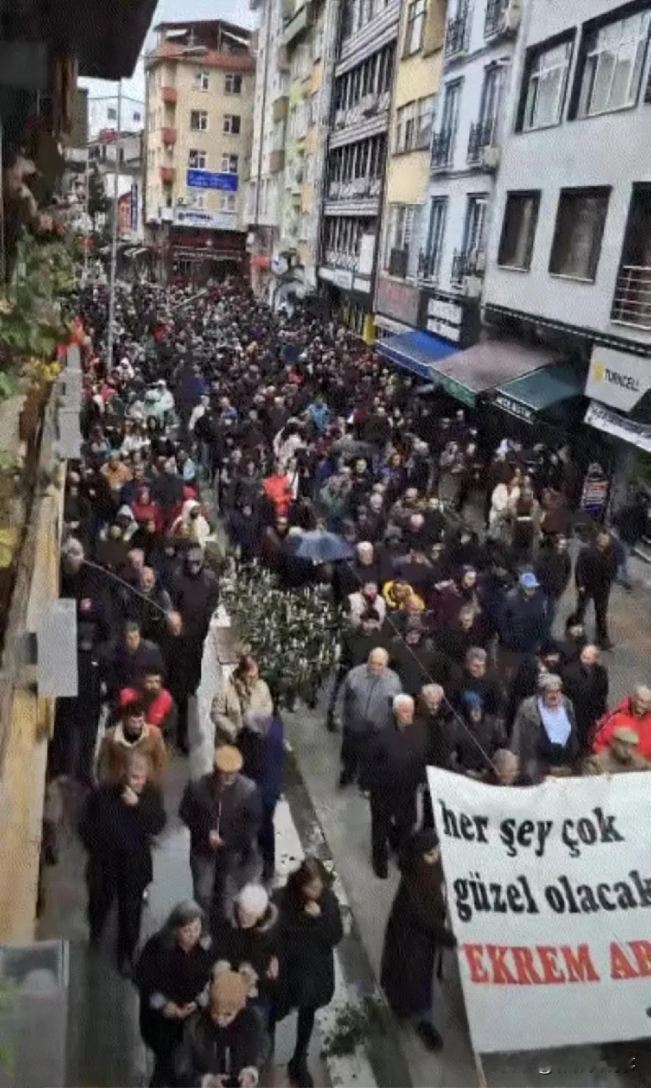 埃尔多安闯大祸，土耳其突然变天了！

出大事，万万没想到，土耳其爆发大规模游行示