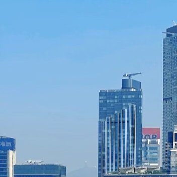 维港岸隅，揽一汪碧海藏城隅清欢晴光漫过港岛与九龙之间的绵长海域，我立在刻着VIC