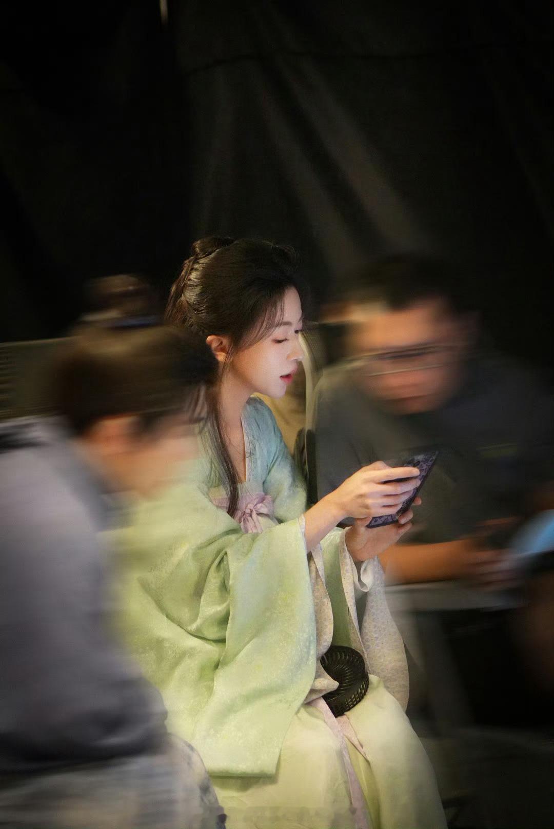 吴谨言《江山为聘》孟廷辉花絮图，清丽素雅！！[羞嗒嗒][羞嗒嗒] ​​​