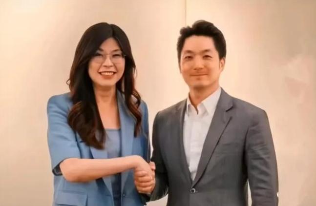 郑丽文笑称昔日与蒋万安“睡一起”，蒋万安出面澄清了！
郑丽文笑称昔日与蒋万安“睡
