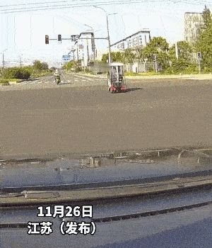 老头骑着电动车过有红绿灯的十字路口，十字路口即将过完时，老头他突然90度转弯，结