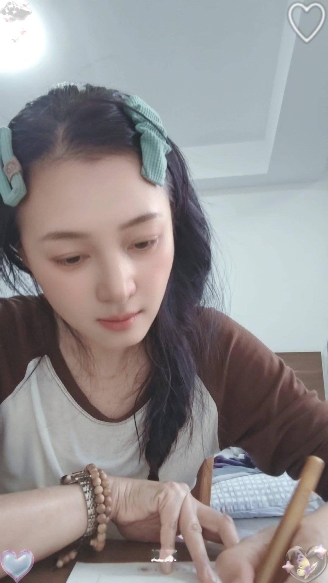 沉浸在音乐里临摹画稿的时光，真的太治愈了。耳机里放着喜欢的歌，铅笔在纸上沙沙作响