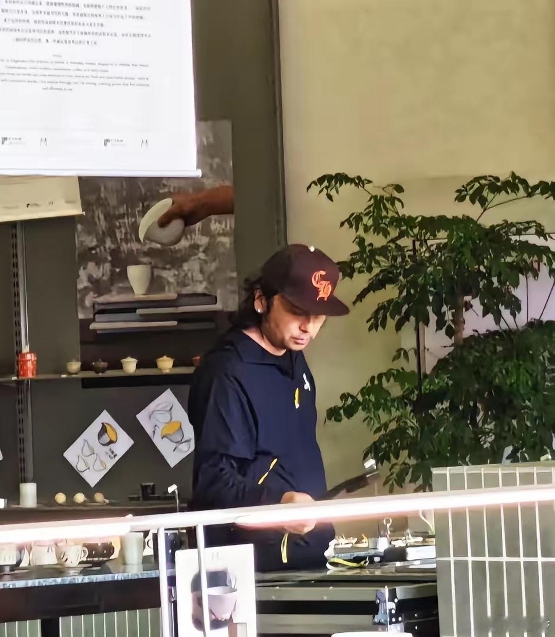 景德镇偶遇雷佳音留了中长卷发还打了耳钉，人到中年，一下子改变了风格，还真有文艺气