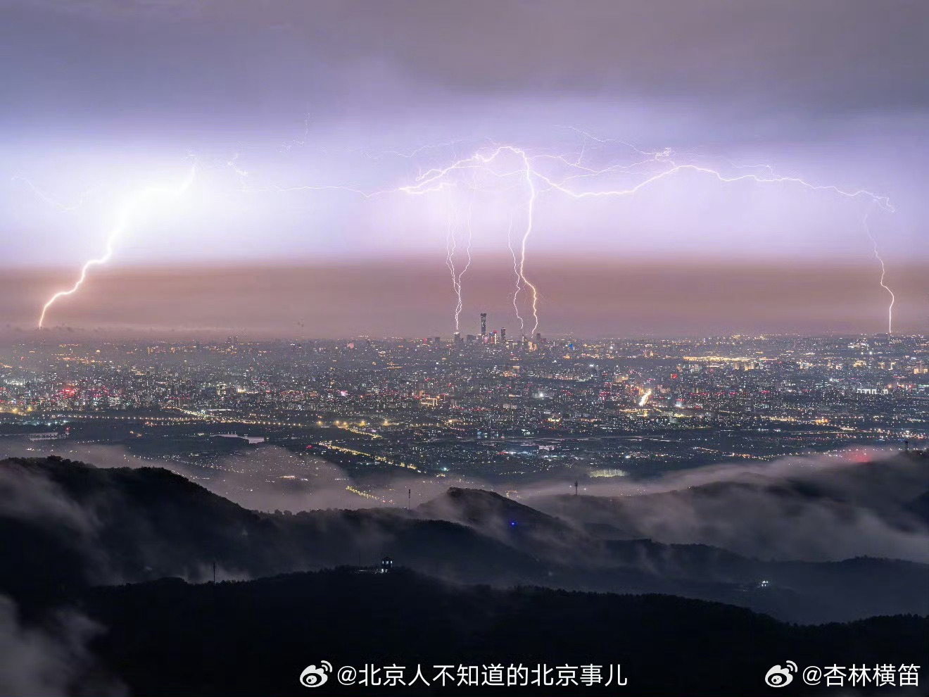 哇，这个我知道，那晚上的雨简直太大了。雷电加上了瓢泼大雨。瓢泼都不足以形容，老天