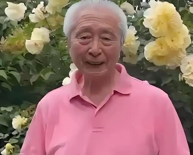 名嘴宋世雄，已然进老龄。
大赛他解说，少时记心中。