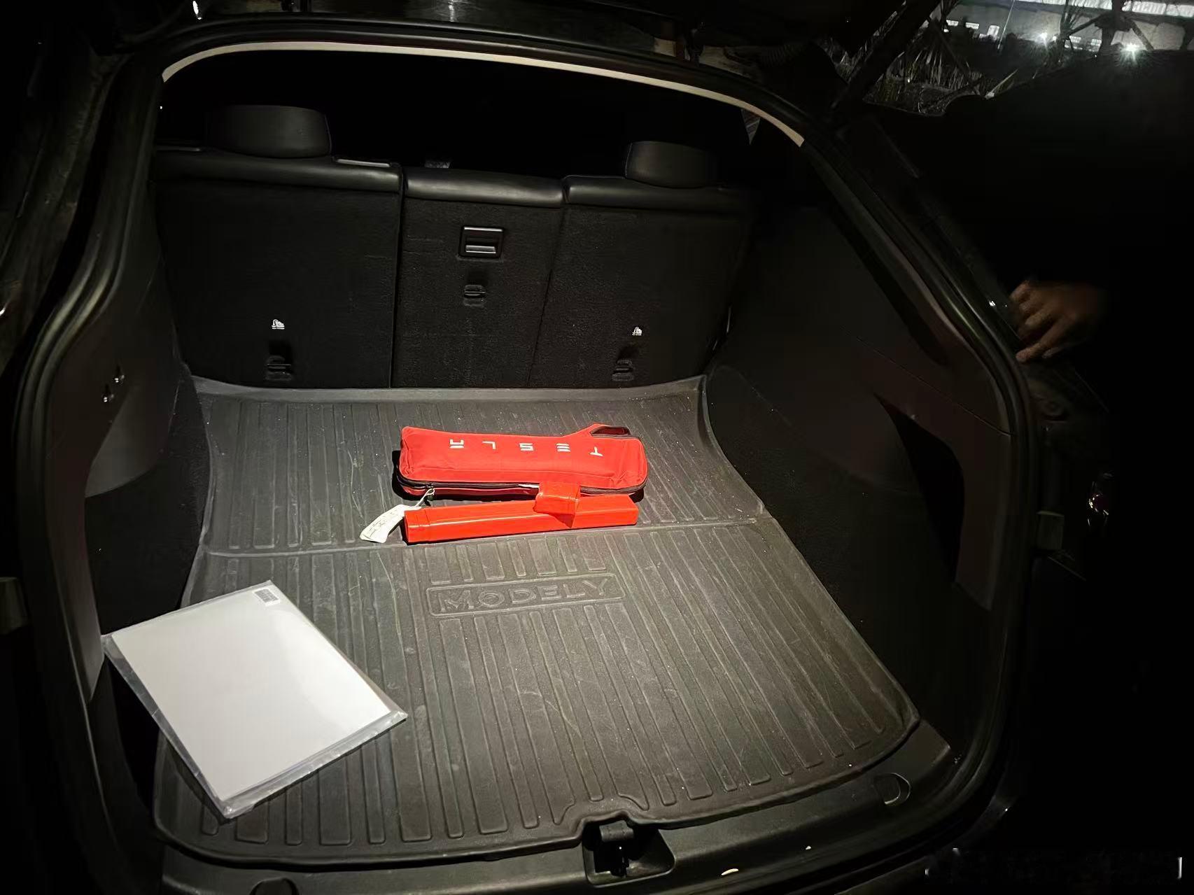 行李箱灯远远的看做的真不错，够亮够均匀但是，有啥问题呢？ 