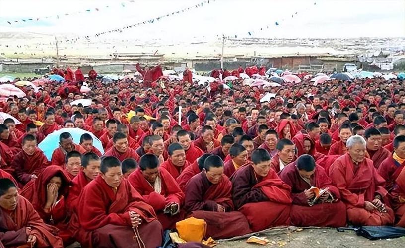 亚青寺是佛门圣地，觉姆区规定不许出家男众踏入一片"觉姆岛"。这座位于四川甘孜白玉
