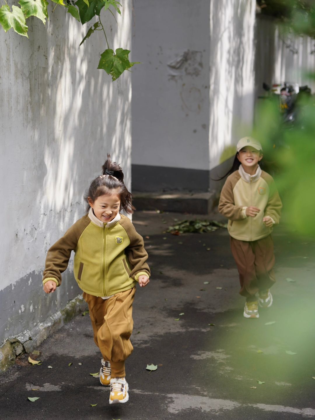 90后带娃日常｜带女儿们去户外收集秋天🍂