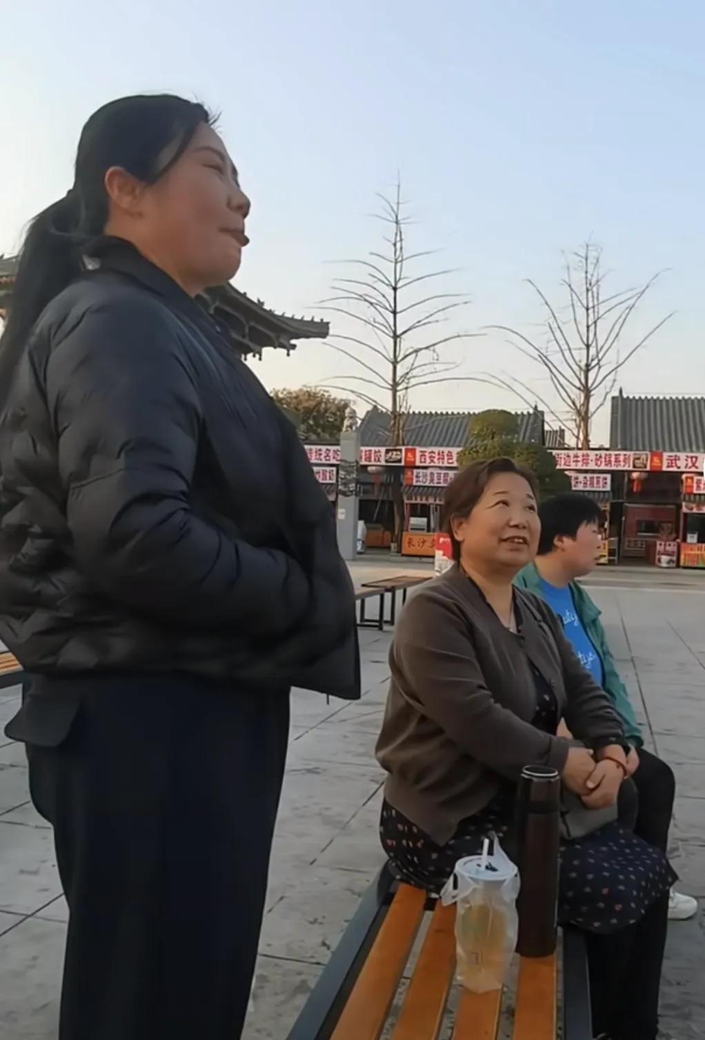 大娘领闺女出来旅游，感觉老杜很可怜！
闺女的表情很怪异，长相很天真。比起老杜的精