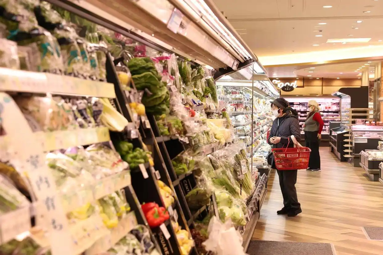 【日本塑料包装材料供应紧缺 多种食品被迫停售】受中东局势影响，日本用于制造塑料包