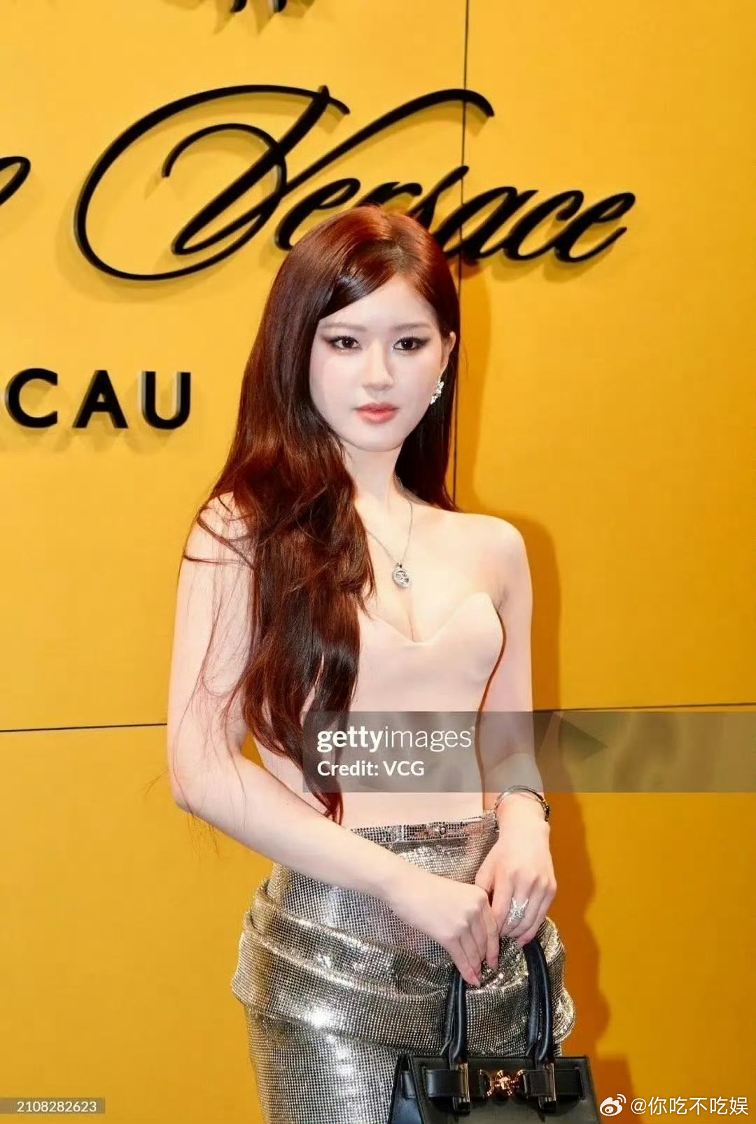 真的有人会喜欢赵露思这种暗黑风格吗？ 