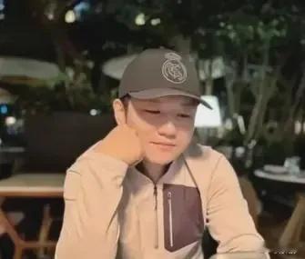 樊振东在社交媒体上分享了自己的生活照片，展现了他在日常生活中的恬静和帅气。尽管他