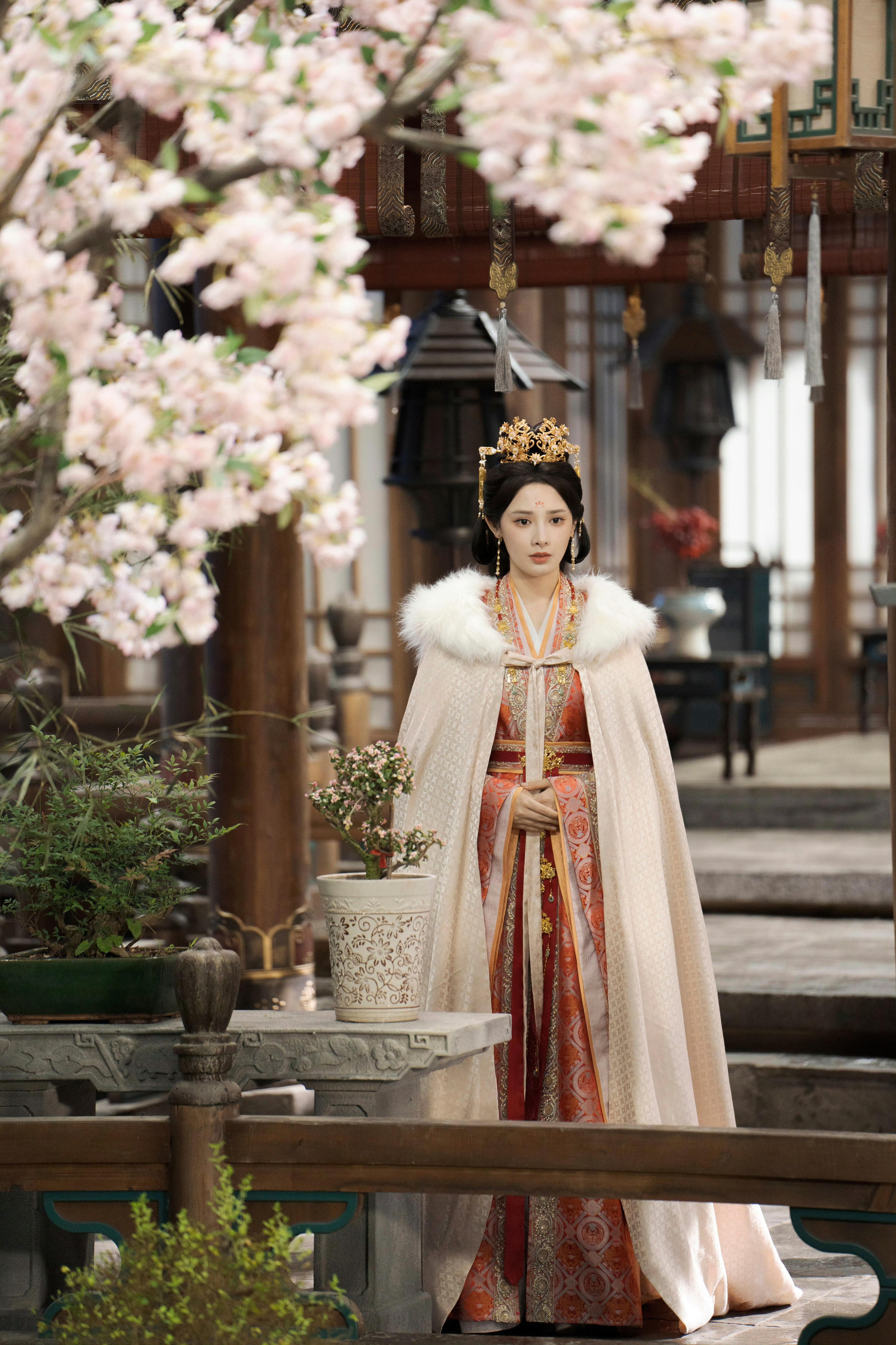 从“早上好”的开工问候，到拍摄间隙的调皮闪现，再到最后的挥手下班，感谢彭小苒用直