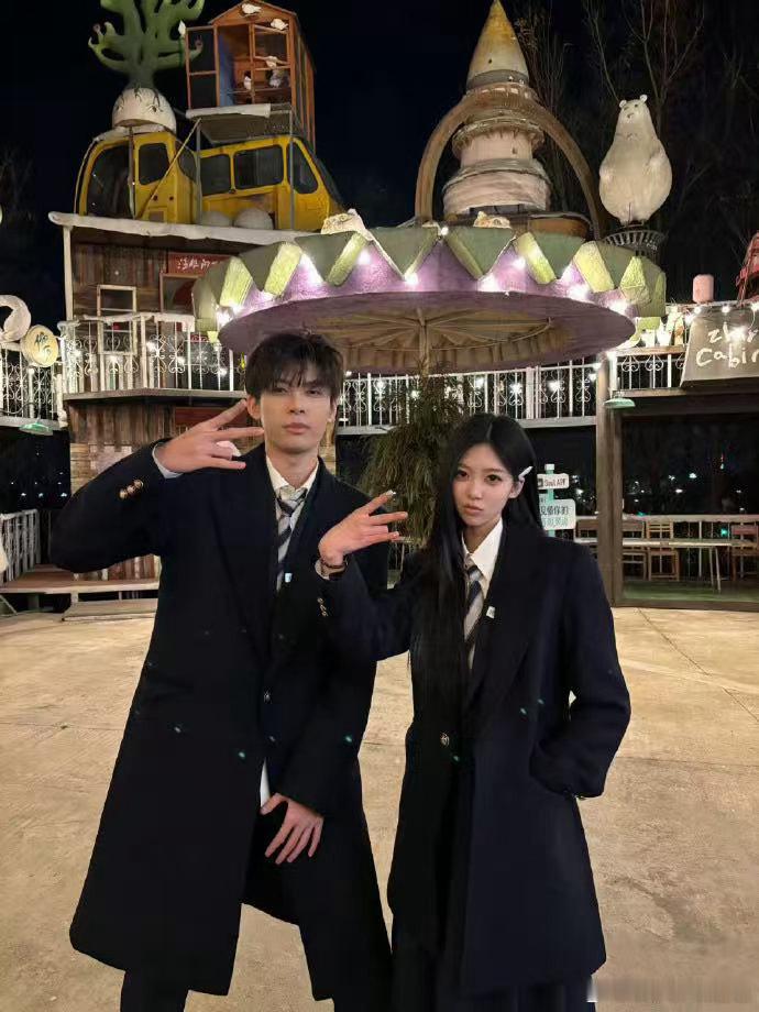 恩恩小新牵手共舞恩恩小新竟然这么纯情怦然心动20岁 小新主动伸手恩恩笑着走向他的