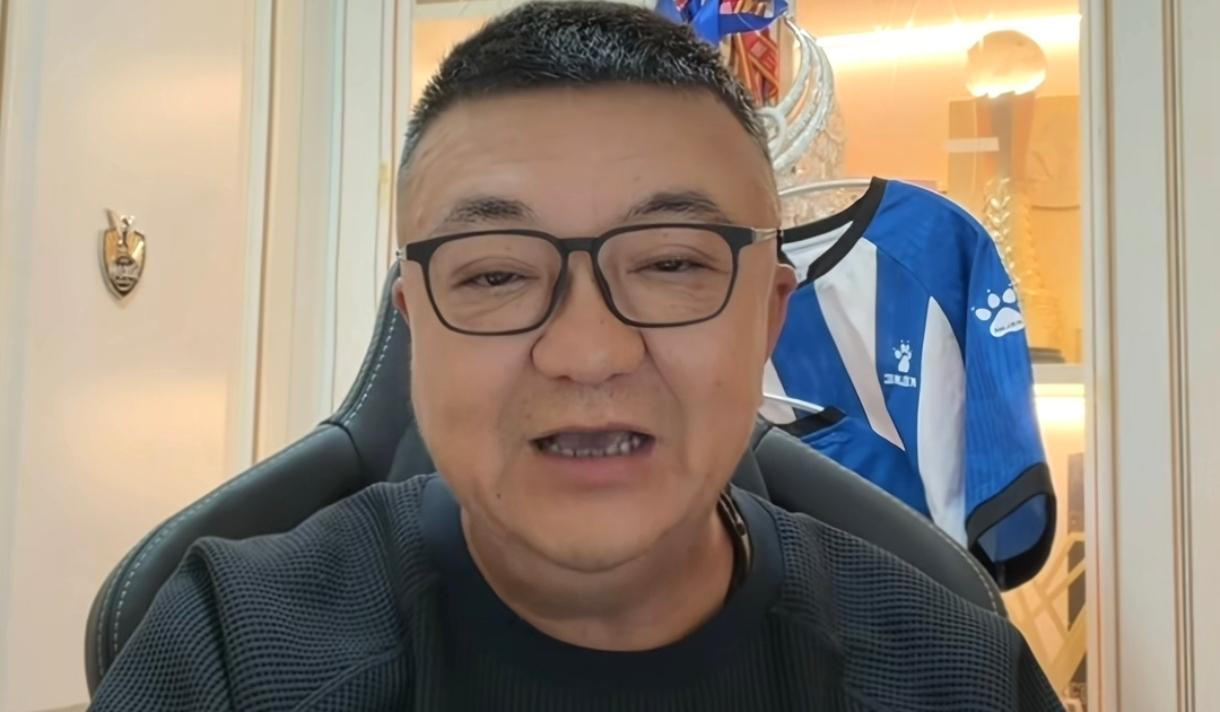 一针见血。董路在足球评论中提出观点：

著名球星走上教练岗位往往面临巨大挑战。明