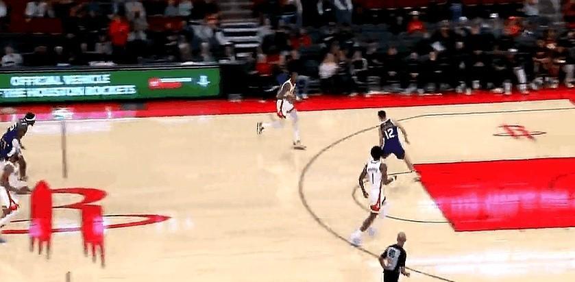 当48英寸的弹簧腿，接到35岁传奇的“毒药”助攻。
这不是普通的空接。
杜兰特在