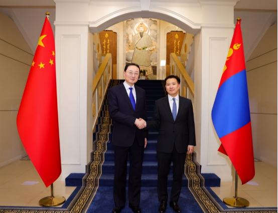 闹腾了三十年，反华反到把自己折腾得够呛，蒙古国这回总算彻底醒了！政客们靠骂中国捞