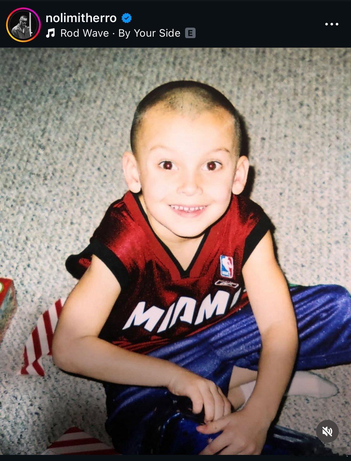 今天是希罗26岁生日，希罗在Ins上发布了一张他小时候身穿热火球衣和雄鹿球衣的照