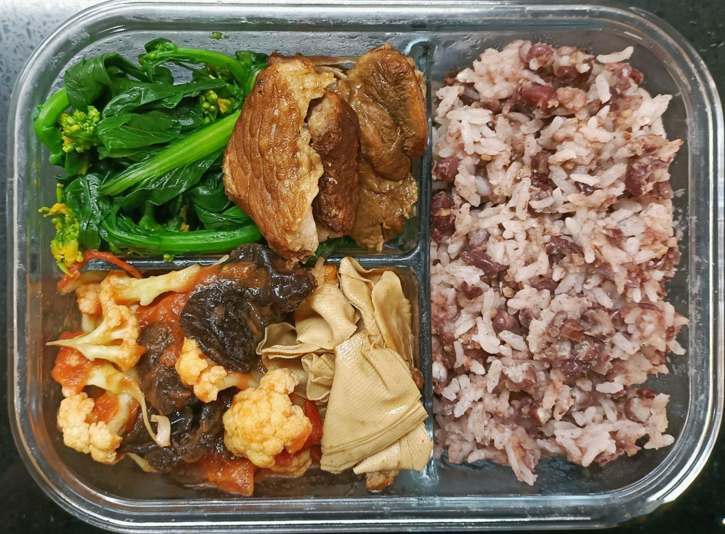 #儿子的午餐##这个问题吃什么# 红豆米饭，番茄木耳菜花，水油煮菜心，红烧扇子骨