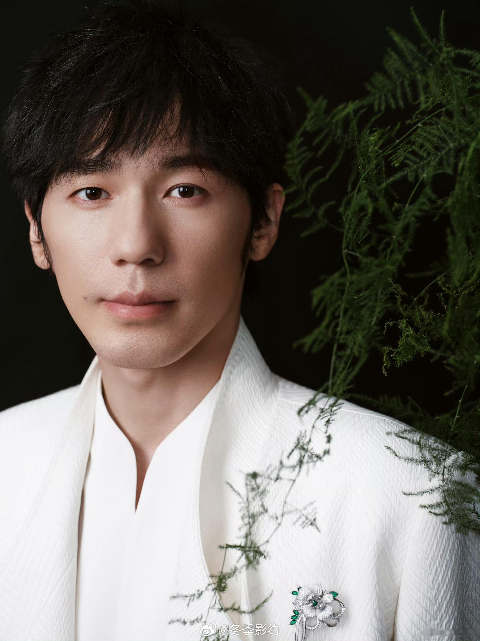 白宇白西装届最严厉的父亲这身白西装真的太绝了，白宇身段挺拔如松。配上树叶点缀，清