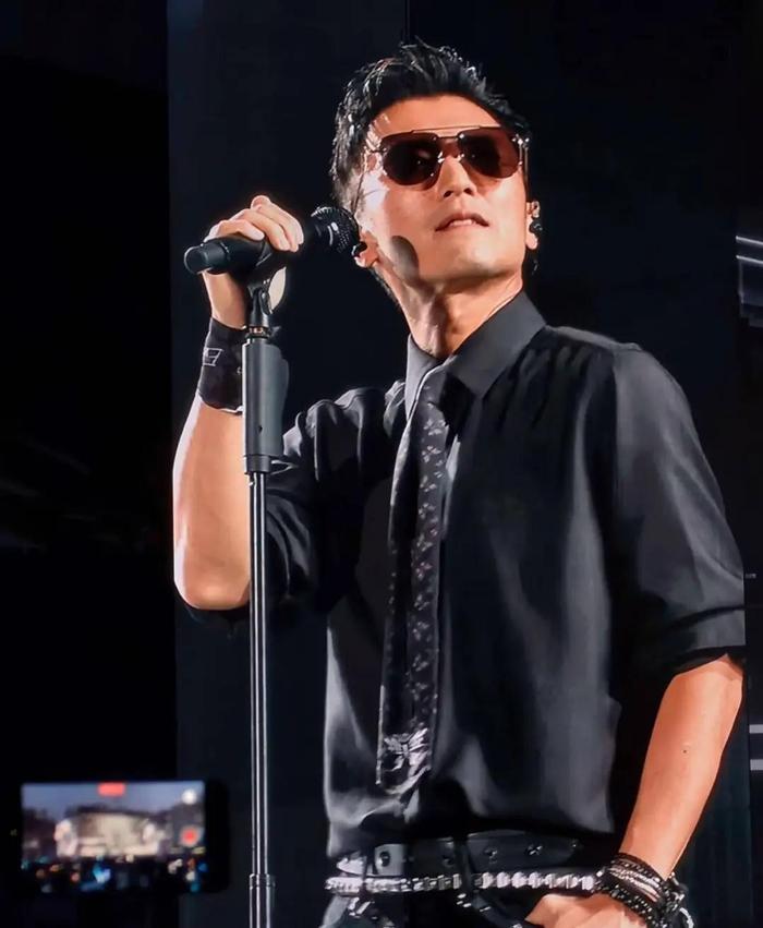 谢贤离世后，谢霆锋一身黑衣站上青岛演唱会舞台，这个画面迅速引发争议。有人质疑父亲