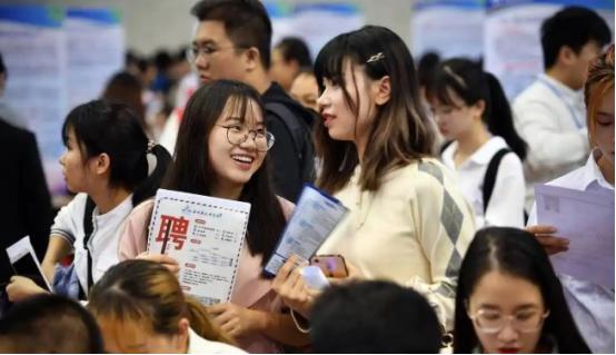 都说中国留不住人才，精英全跑欧美了，可奇怪的是——那些“二流三流”留在中国的人，
