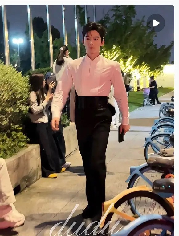 王星越这是什么造型，真是超绝儿童身材 