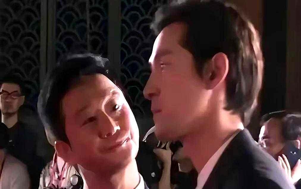 零下40℃，氧气只剩半瓶。
胡歌一脚踩空，整个人滑向冰裂缝，安全绳瞬间绷直。
那