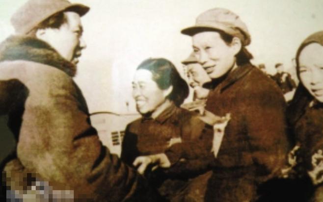 1949年，毛泽东在北平西苑机场，看着一名女性代表脸色突然变化，惊讶道：“你竟然