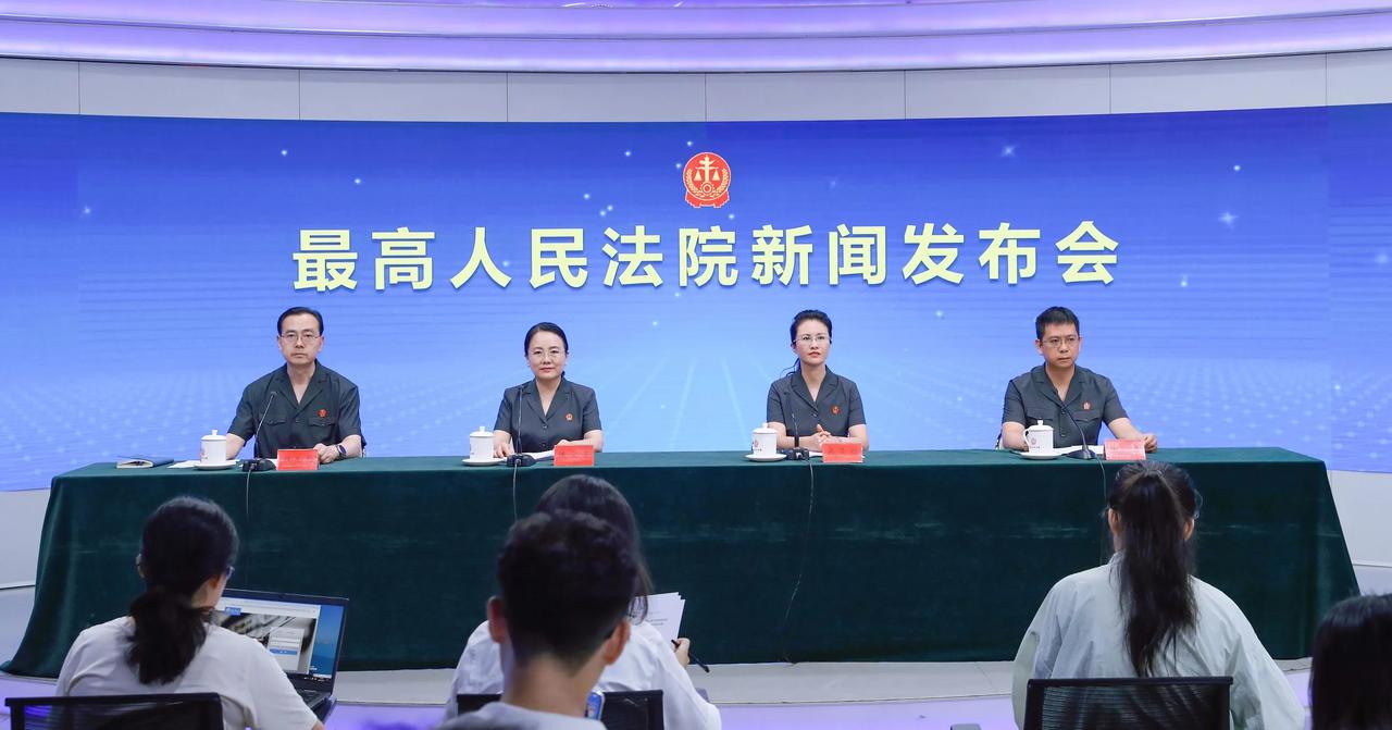 6年过去，原来一头的黑发现在已是白发近半。做新时代律师的辛苦，比起机关时的工作强