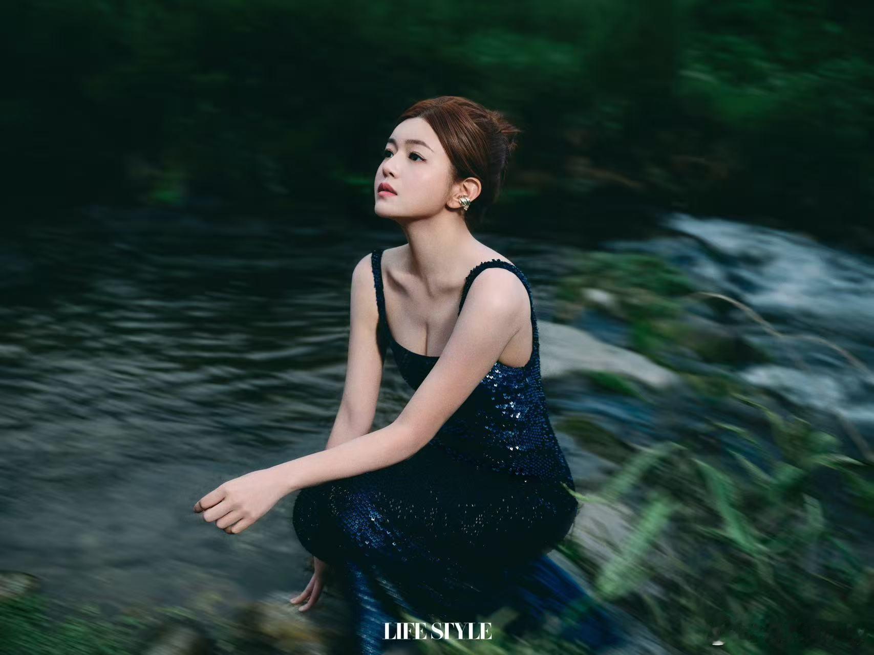 陈妍希精品购物指南封面陈妍希 ×《精品购物指南》封面大片释出多元风格自由切换，解
