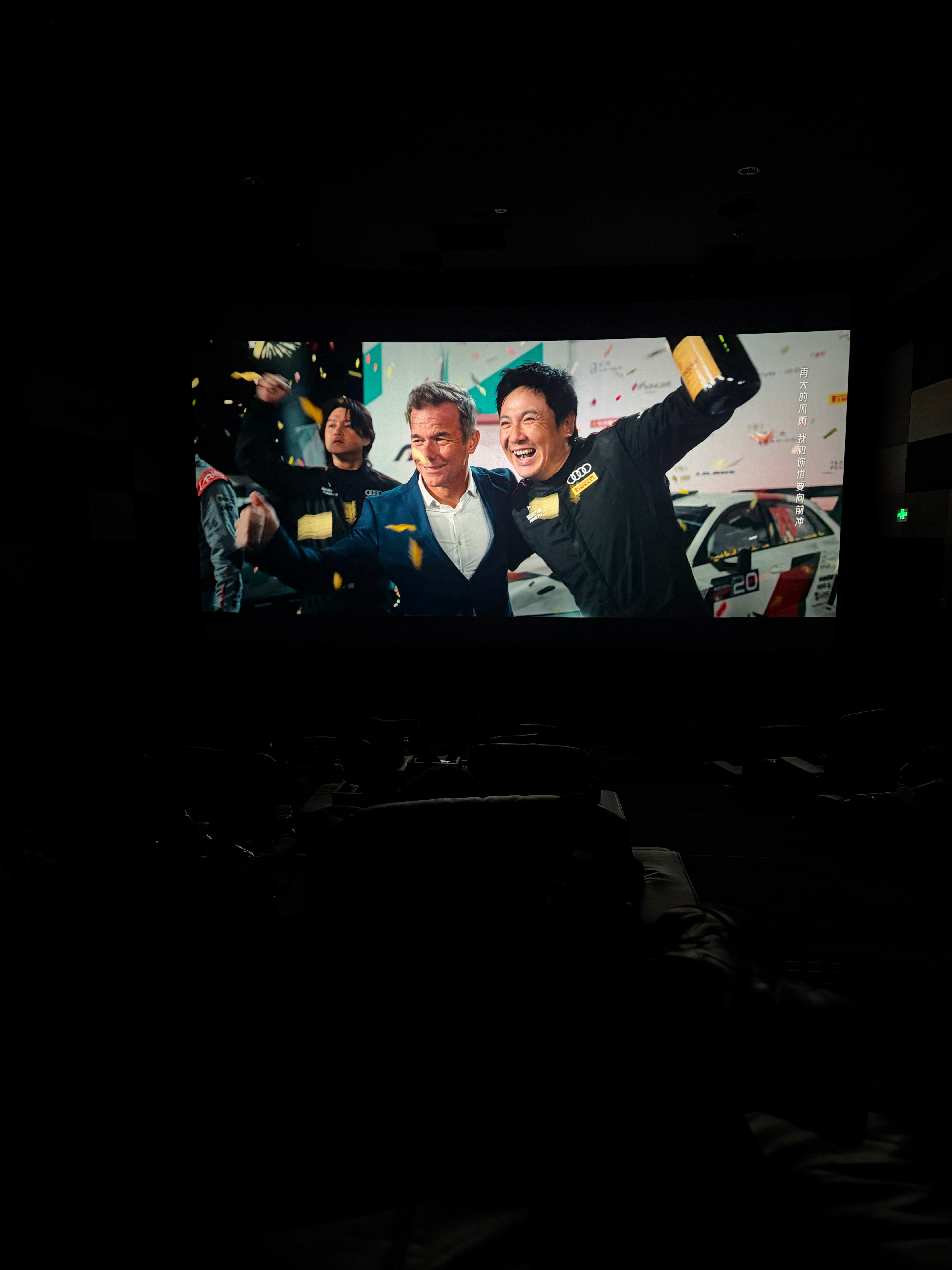 小李飞车 突然想起一个事儿，以前很多人怀疑的小说是他爹代写的！为什么现在没人怀疑