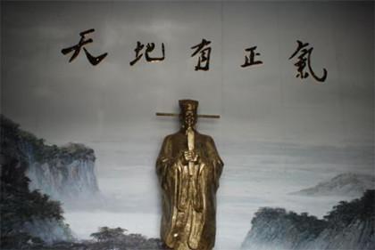 文天祥被俘后，元世祖忽必烈亲自劝降：“只要你归顺元朝，朕封你为宰相，享不尽的荣华