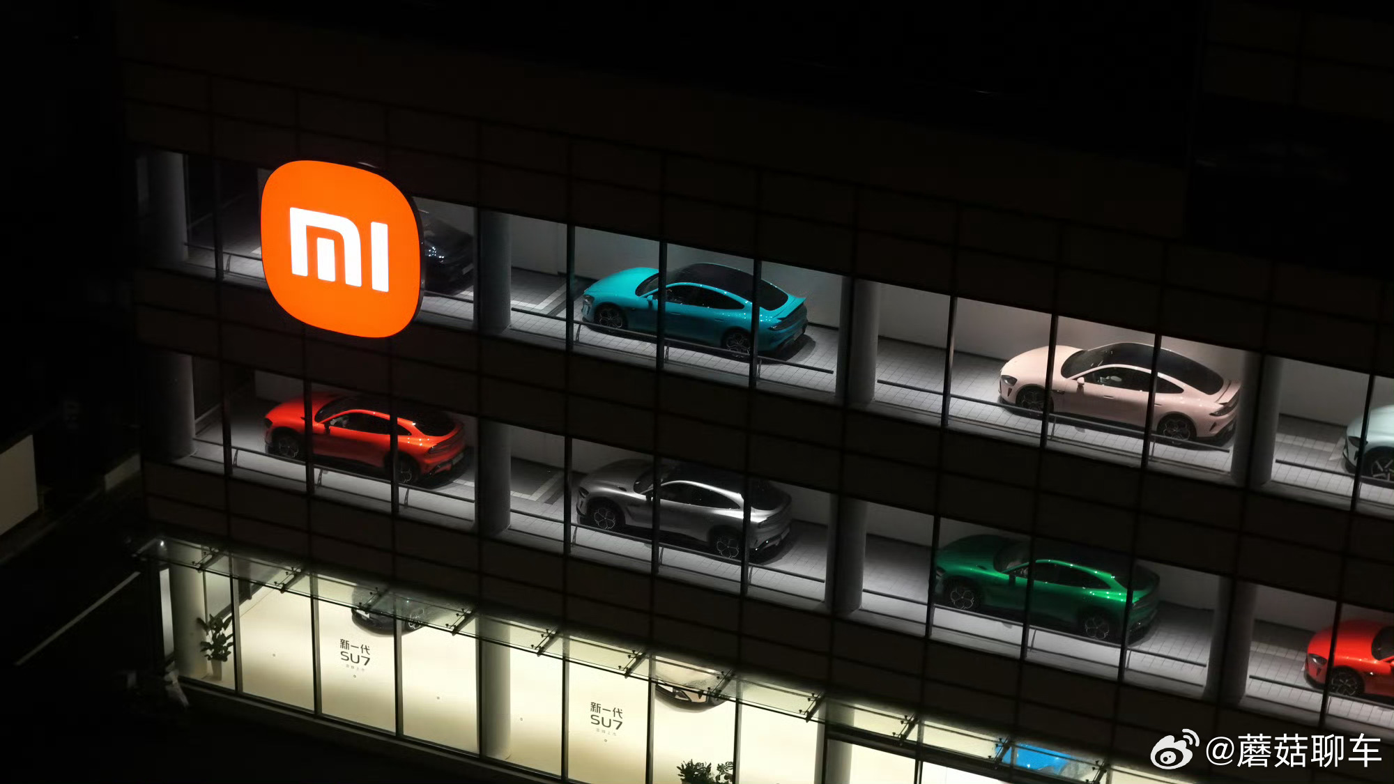 你看陈列在窗前的这些各种颜色的小米汽车像不像小时候商店橱窗里放着的五颜六色的玩具