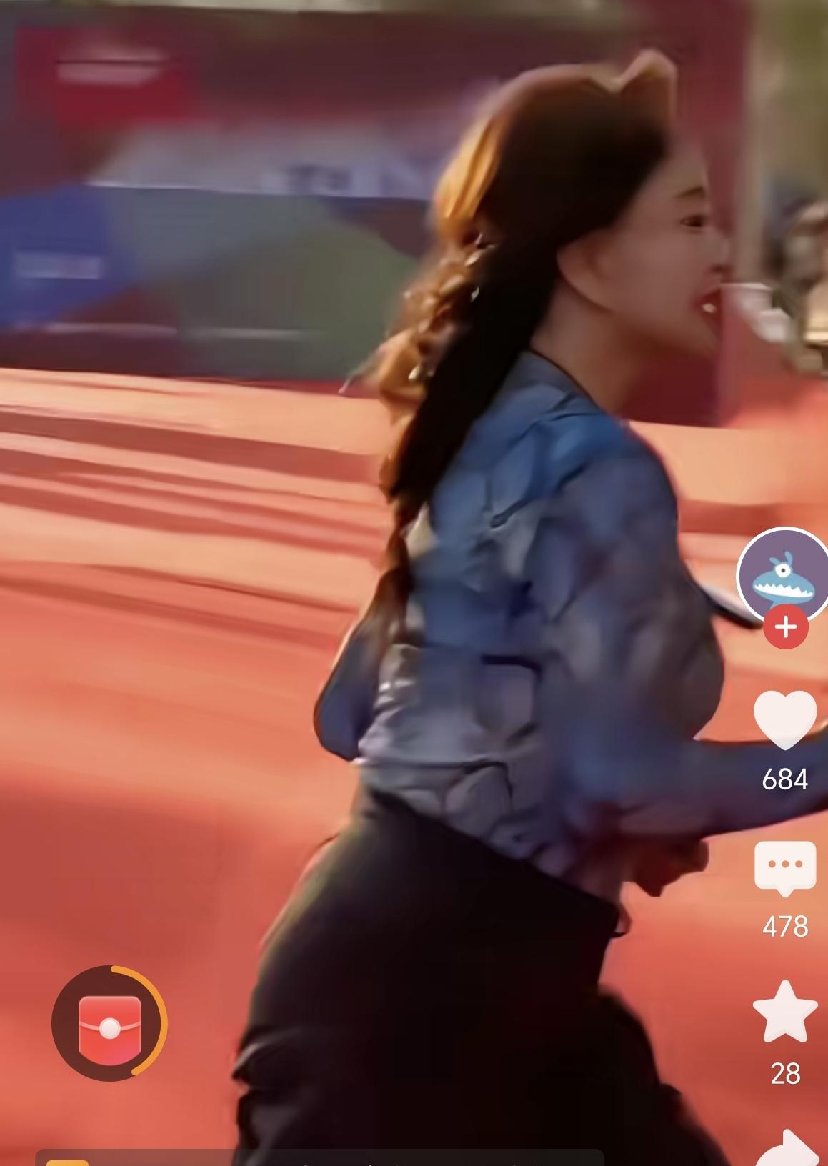 刘晓庆真不像七老八十的人。
主打一个姐的心态年轻无敌。
这是她最近一次参加活动，
