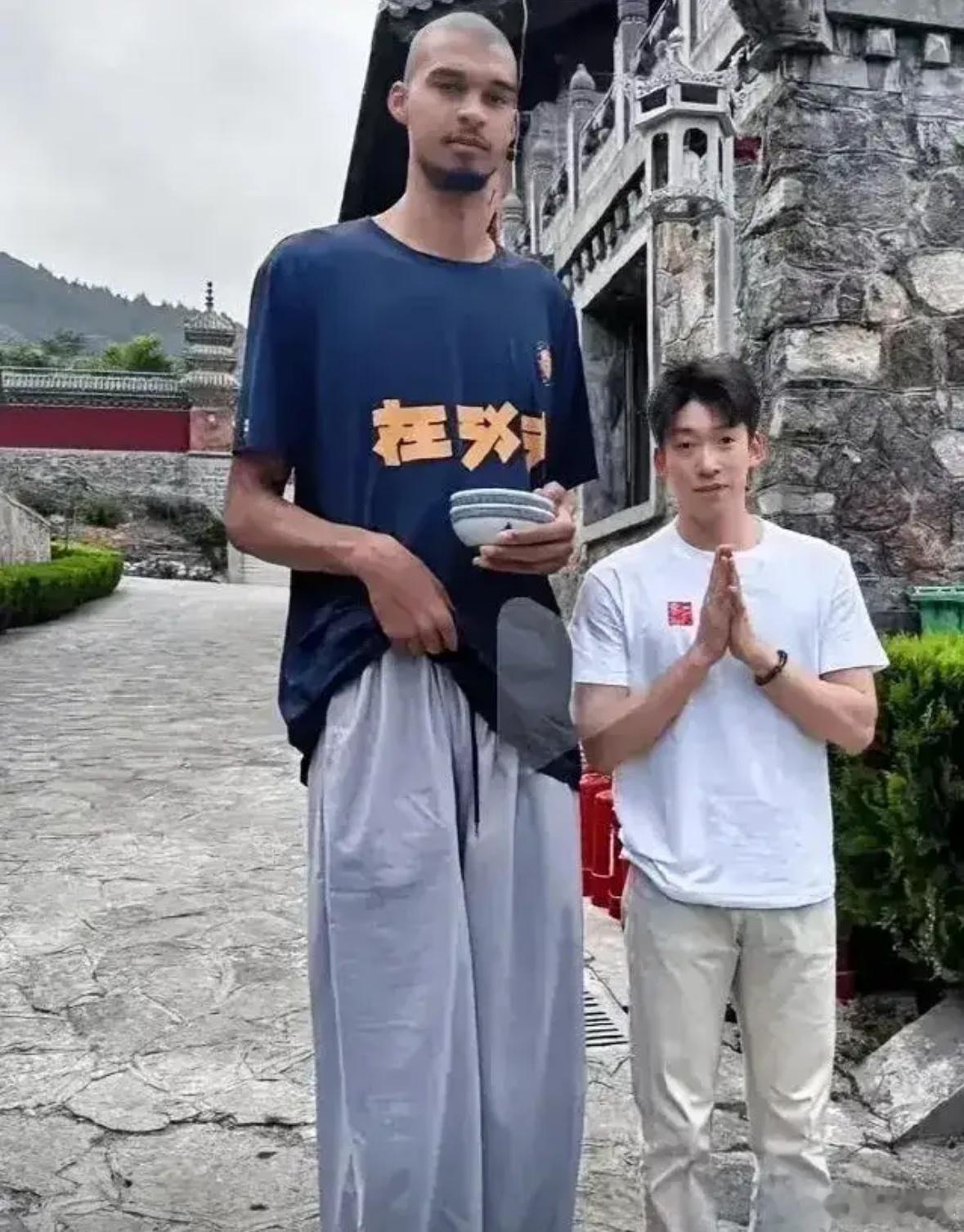 文班亚马托钵盂化缘！网友在少林寺偶遇闭关修行的文班亚马，请大家注意，进入空门已经