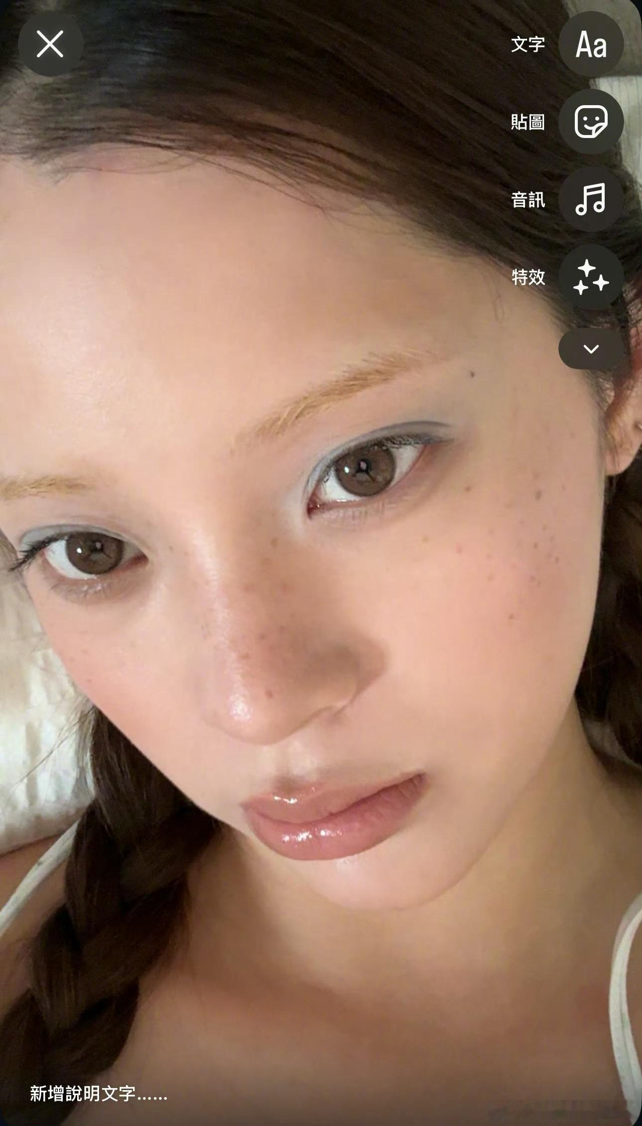 欧阳娜娜撞色小众妆容 欧阳娜娜解锁小众创意妆容，浅金色眉毛搭配冷调蓝眼影，雀斑点