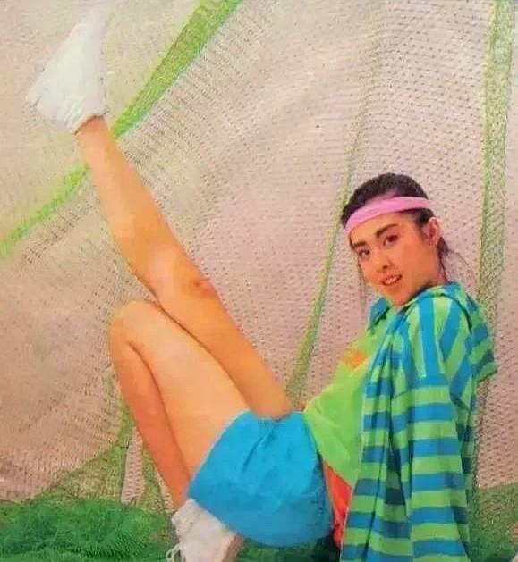 什么是足弓美？

见识过王祖贤的足弓，就知道了。

当年《倩女幽魂》，王祖贤那是