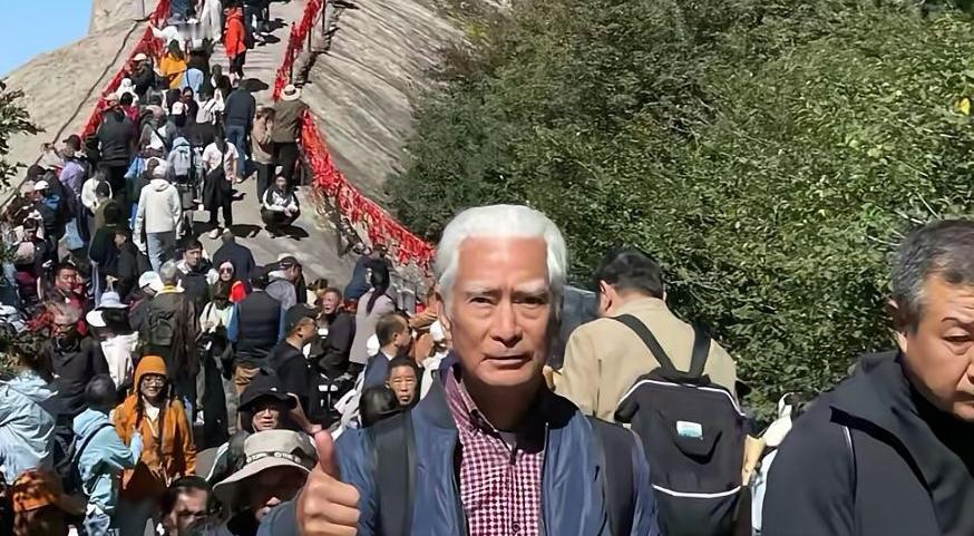 老戏骨高雄这身体素质杠杠的，82岁还能徒步上华山，这精神头应该已经超越99%的老