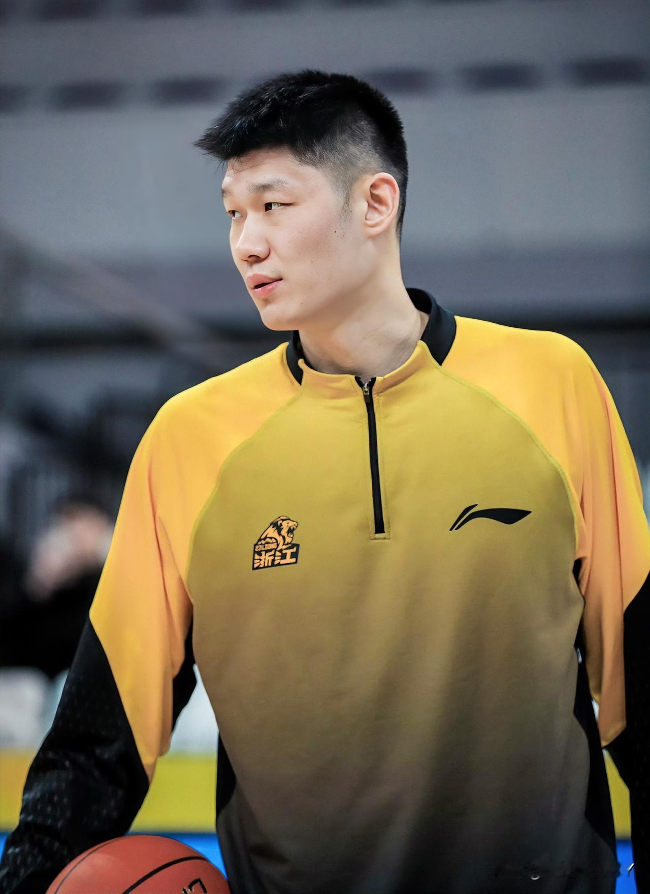 我发现，
胡金秋这次受伤，
不只是伤势不严重，而是
他身上那股责任心，太圈粉了！