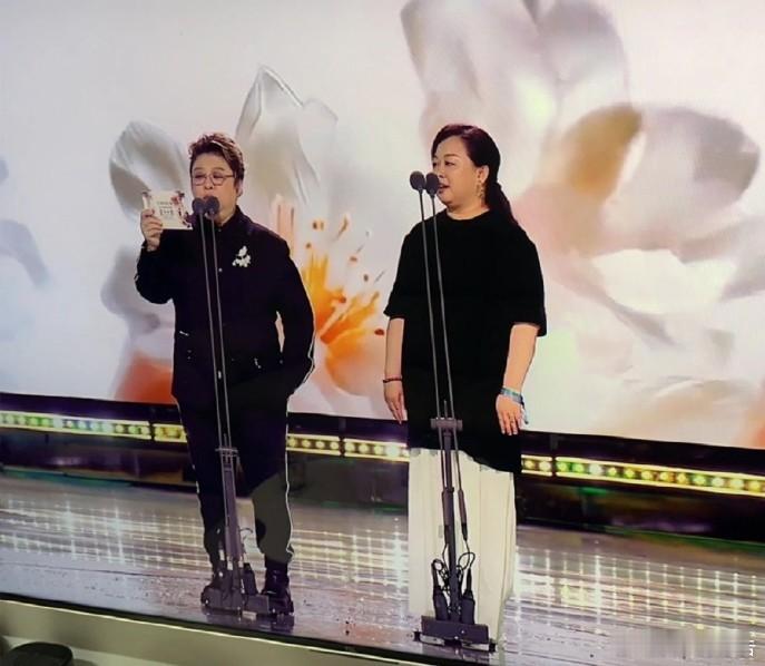 韩红 少说废话“少说废话”韩红在公益现场怼形式主义，也可能对小洛熙事件有感而发，