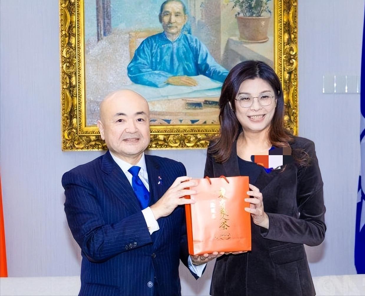 郑丽文捐款日本地震，捐就捐了吧，竟然还开直播！
7月31日的这场公开直播，把郑丽