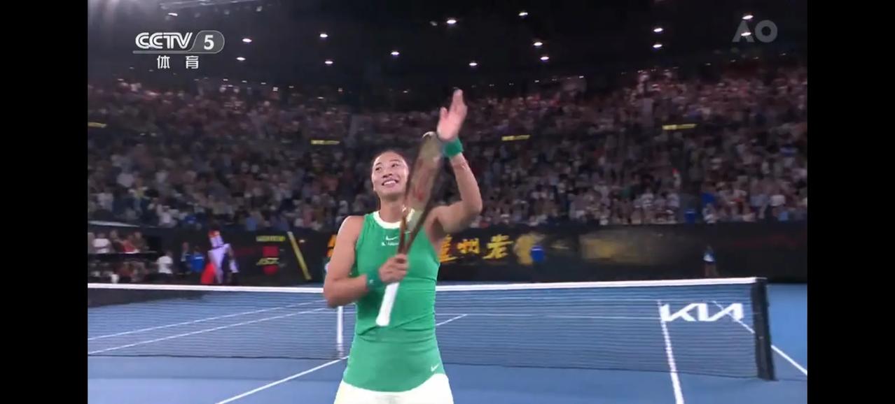 恭喜郑钦文顺利晋级澳网女单四强！这样郑钦文职业生涯首次晋级大满贯女单四强，她也成