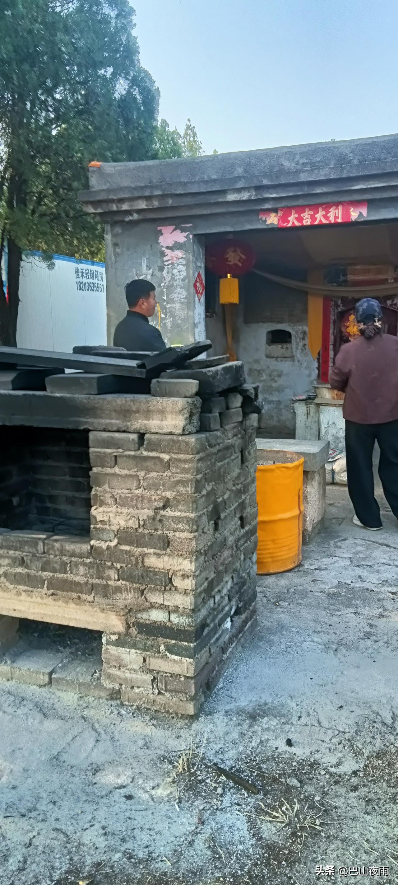 🏡 乡村老庙前的烟火气
 
每次回老家，都爱来这老庙前转一转。斑驳的砖墙、褪色